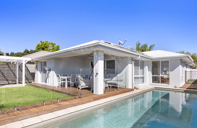 Modern 4-Bed Home with a Pool