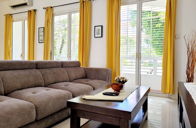 Spacious 4 bedroom terrace house near Straits Quay