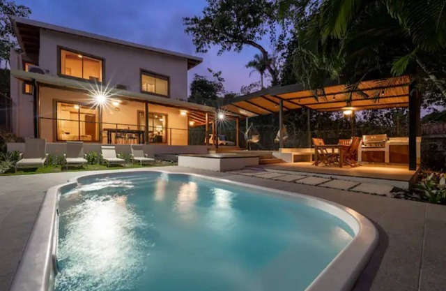 \Spacious 4-Bedroom with Private Pool and BBQ Patio