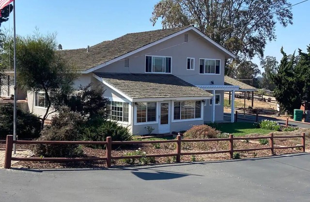 Spacious 4-bedroom country home in lovely Arroyo Grande with Wi-Fi Wedding Venue