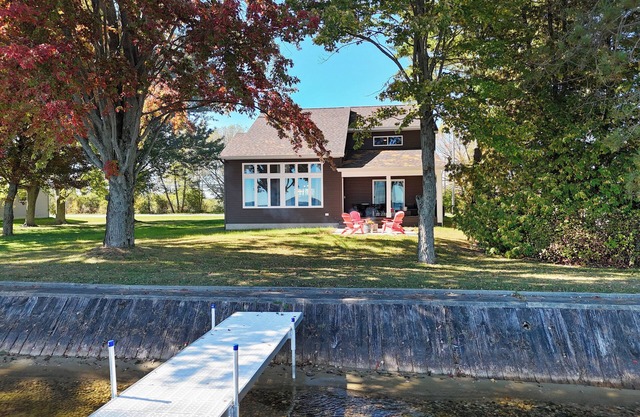 Spacious 4-bedroom lakefront house with WiFi, AC in tranquil Houghton Lake