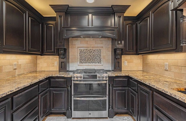 Spacious 4-bedroom House with a Pool, Hot Tub and a Large Backyard