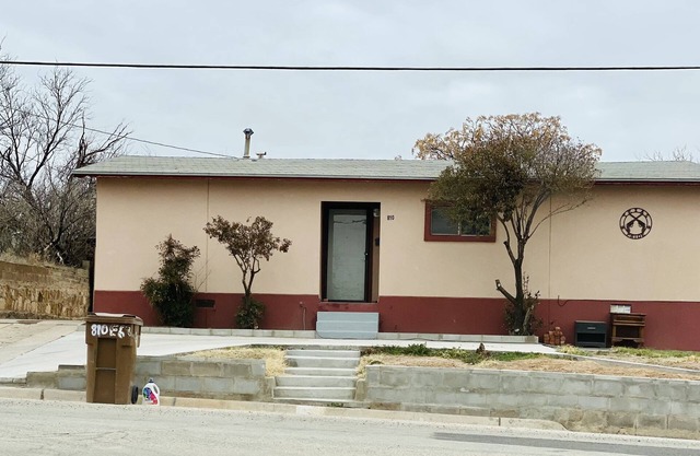 Spacious 4 bedroom 2 bath 6th st !