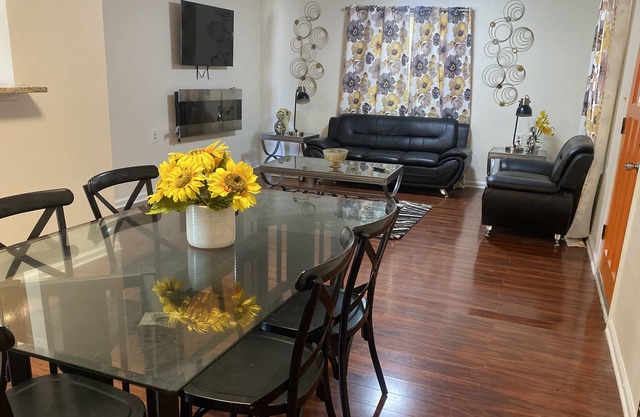 Spacious 4 bedroom 7miles from Downtown