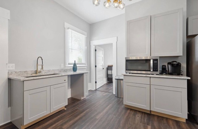 Spacious 4-bedroom apartment in charming Savannah with AC, WiFi