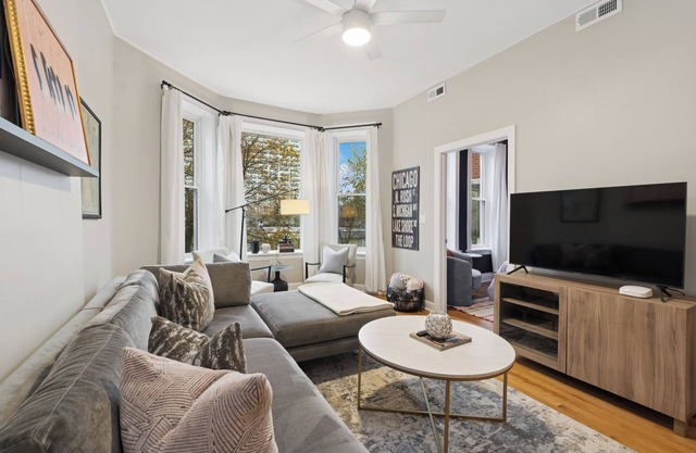 Spacious 4-bedroom apartment with WiFi, AC in brilliant Chicago