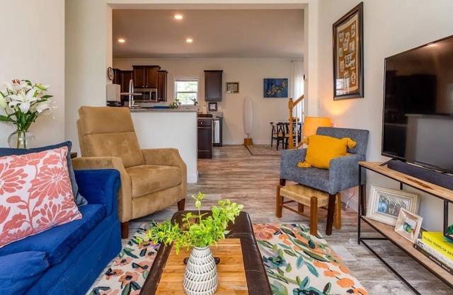 Spacious 4-Bedroom Arts & Crafts Home w/ Mtn Views