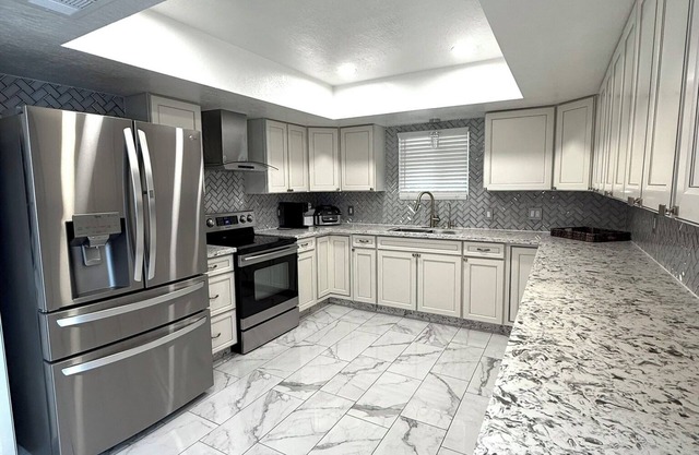 Spacious 4- bedroom can sleep up to 22 - entertaining Game room