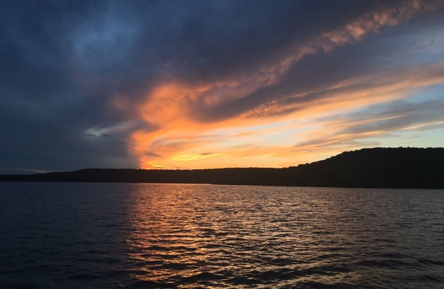 Spacious 4-Bedroom Cabin Near Lake Tenkiller – Sleeps 17