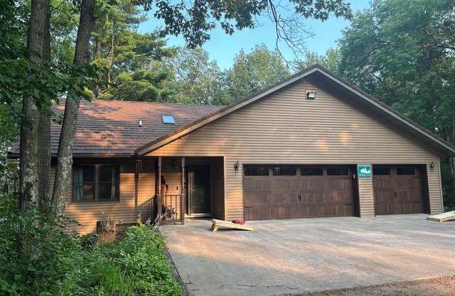Spacious 4-bedroom cabin in charming Hayward on Windigo Lake