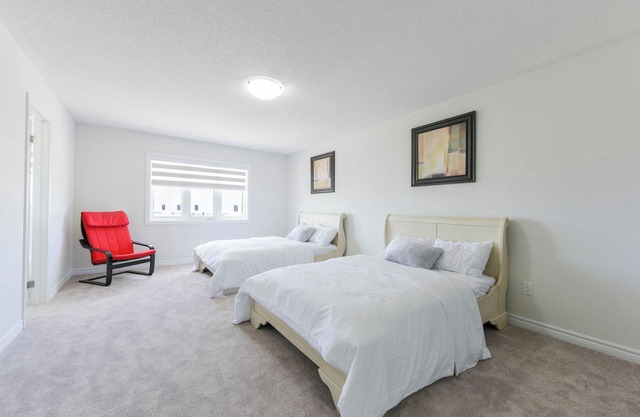 Spacious 4-bedroom Detached house for 10 Guests near Falls, Thorold