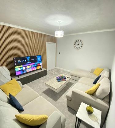 Spacious 4-Bedroom Family Home in Giffnock Glasgow