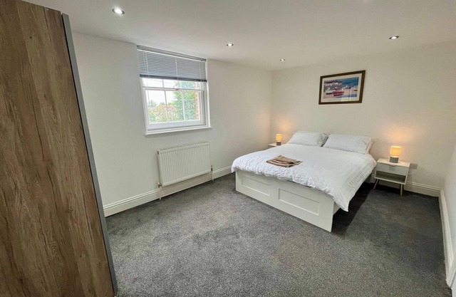 Spacious 4-Bedroom House - Garden & Free Parking