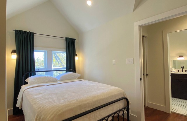Spacious 4-bedroom house on historic Hopkins street San Marcos with WiFi, AC