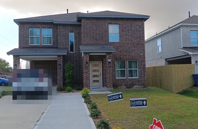 Spacious 4-bedroom house in charming Texas City with WiFi and AC