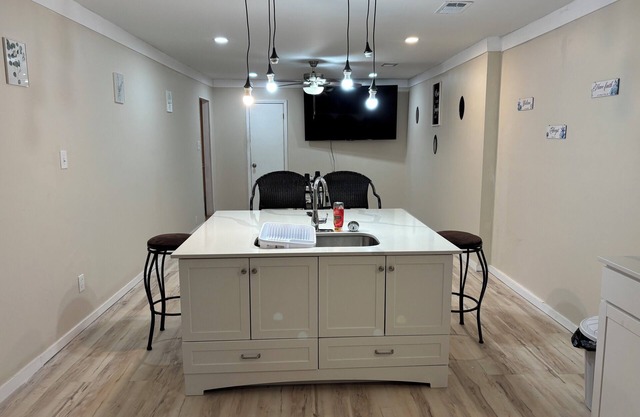Spacious 4-bedroom house with AC, WiFi in charming Tuscaloosa