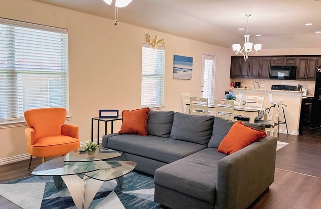 Spacious 4-bedroom house in charming Arlington with AC, WiFi