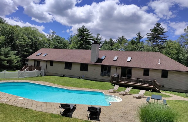 Spacious 4 bedroom house with a private pool in a quiet area