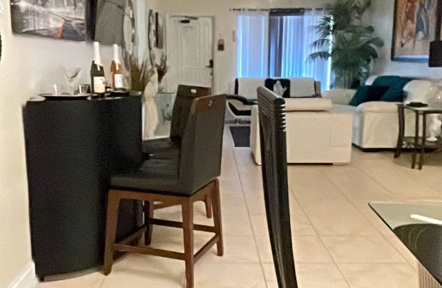 Spacious 4-bedroom house in lovely Hollywood with WiFi, AC