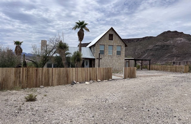Spacious 4 bedroom home /sleeps 10 /just minutes from State and National Park.