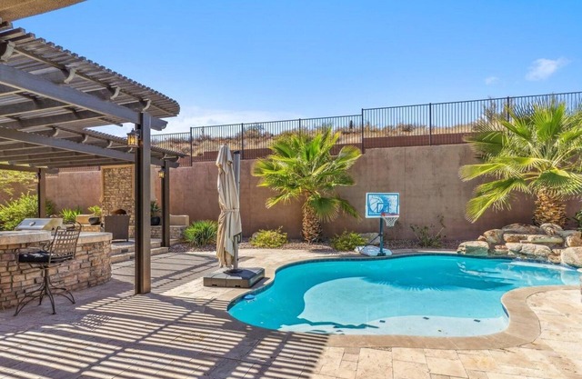 Spacious 4-bedroom home with a resort style backyard in Anthem Country Club!
