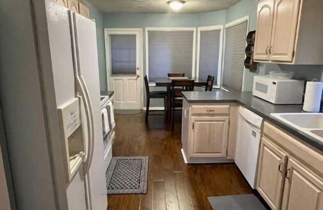 Spacious 4 bedroom home with vaulted ceiling!