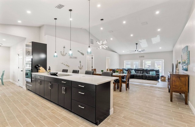 Spacious 4-bedroom house with POOL and WiFi in fabulous Sarasota