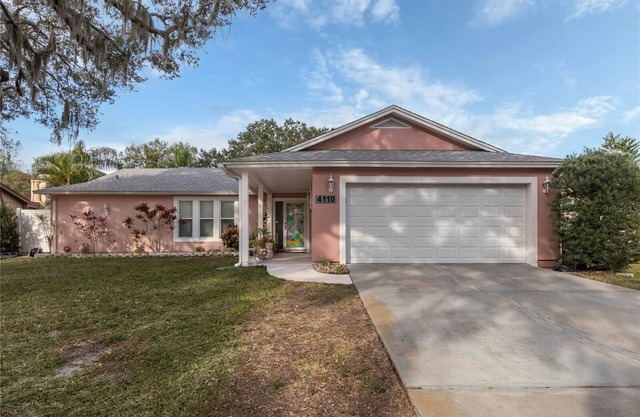 Spacious 4-bedroom house in delightful Sarasota with WiFi, AC