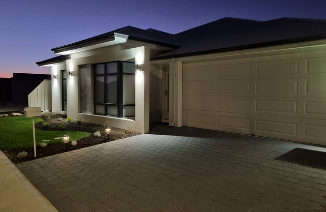 Spacious 4-bedroom house with fitness room on the beach in delightful Yanchep