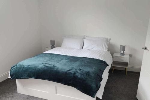 Spacious 4-Bedroom House - Garden & Free Parking