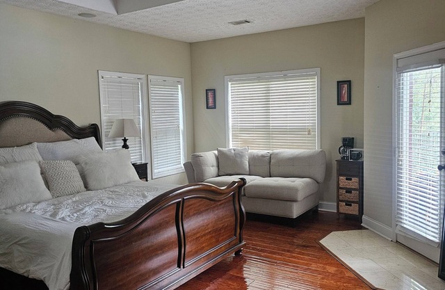 Spacious 4-bedroom house near Atlanta Airport with Private Pool Fire Pit & WiFi