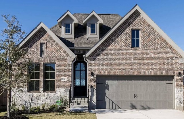 Spacious 4-bedroom house near COTA and Austin attractions.