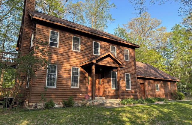 Spacious 4-bedroom house in beautiful Bellaire with WiFi, AC