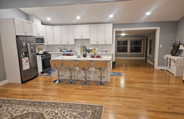 Spacious 4-bedroom house in awesome Chicago with WiFi, AC