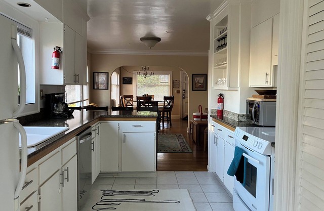 Spacious 4-bedroom house in awesome Seattle with WiFi, AC
