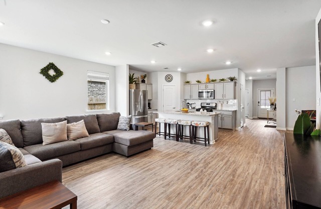 Spacious 4-bedroom house with AC and WiFi in charming Slidell