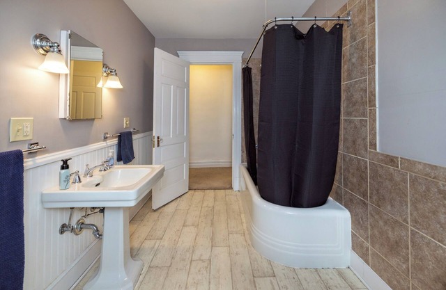 Spacious 4-bedroom house in Downtown Erie