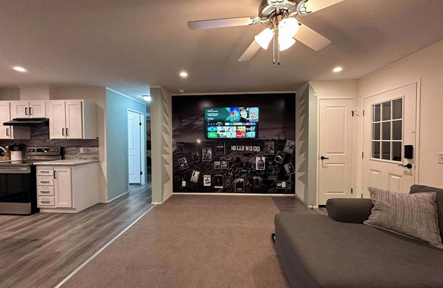 Spacious 4-bedroom house in beautiful Bangor with AC, WiFi