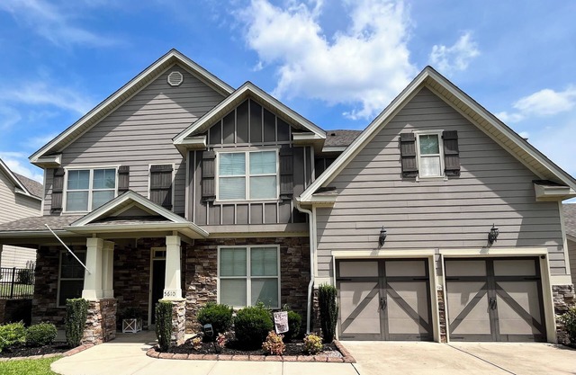 Spacious 4-bedroom house in golf course neighborhood, sleeps 8+