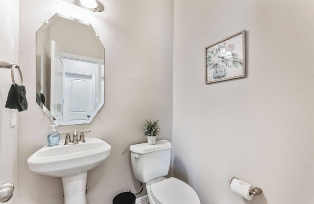 Spacious 4-bedroom house w/ AC and WiFi in amazing Entire home in Irving, Texas