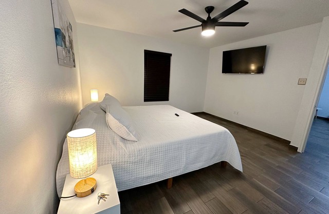 Spacious 4-bedroom house with AC and WiFi in enjoyable Laredo near Golf Course