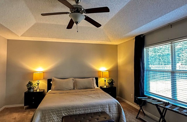 Spacious 4-bedroom house in beautiful Milton w/WiFi and AC. 30min to Pensacola
