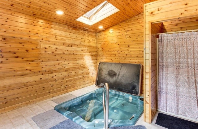 Spacious 4 bedroom house, AC, fitness room in charming cove Bay Area