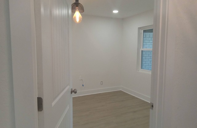 Spacious 4-bedroom house in beautiful Orange with WiFi, AC