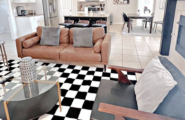 Spacious 4-bedroom house in OKC Suburb with WiFi, AC