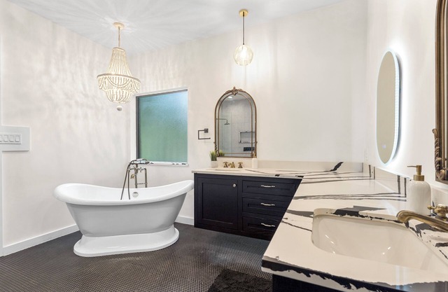 Spacious 4-bedroom oasis with fitness space and pedestal tub in Houston