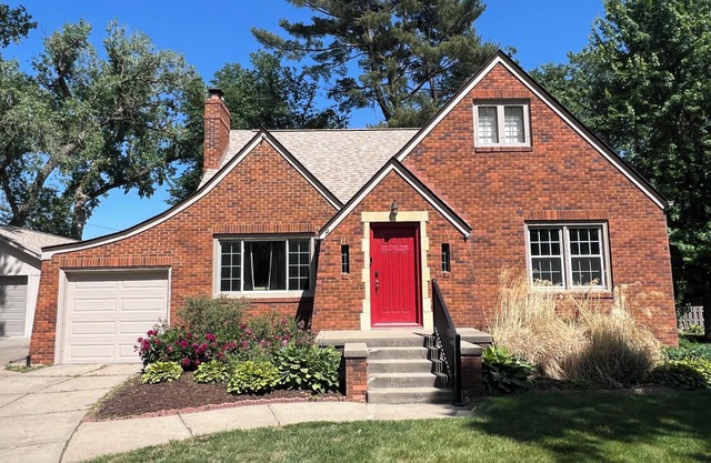 Spacious 4 bedroom Omaha Retreat