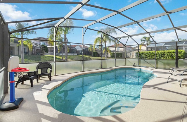 Spacious 4 Bedroom Pool House, 2 Master suites