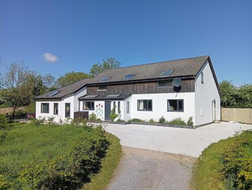 Spacious 4 bedroom retreat in peaceful location