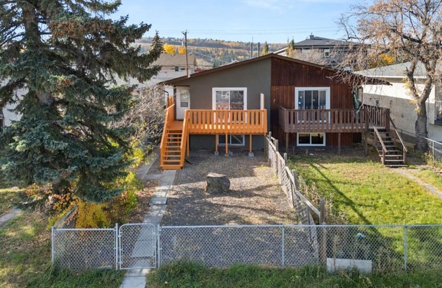 Spacious 4-Bedroom Retreat Near Bow River with Foosball & National Park Pass